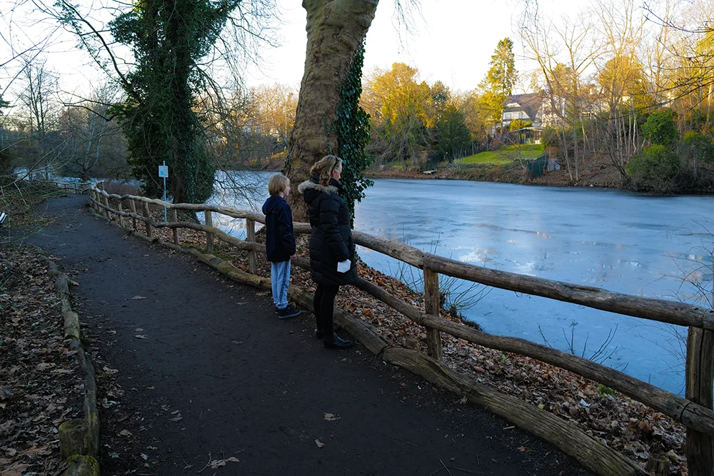 Familie auf einem Weg am See