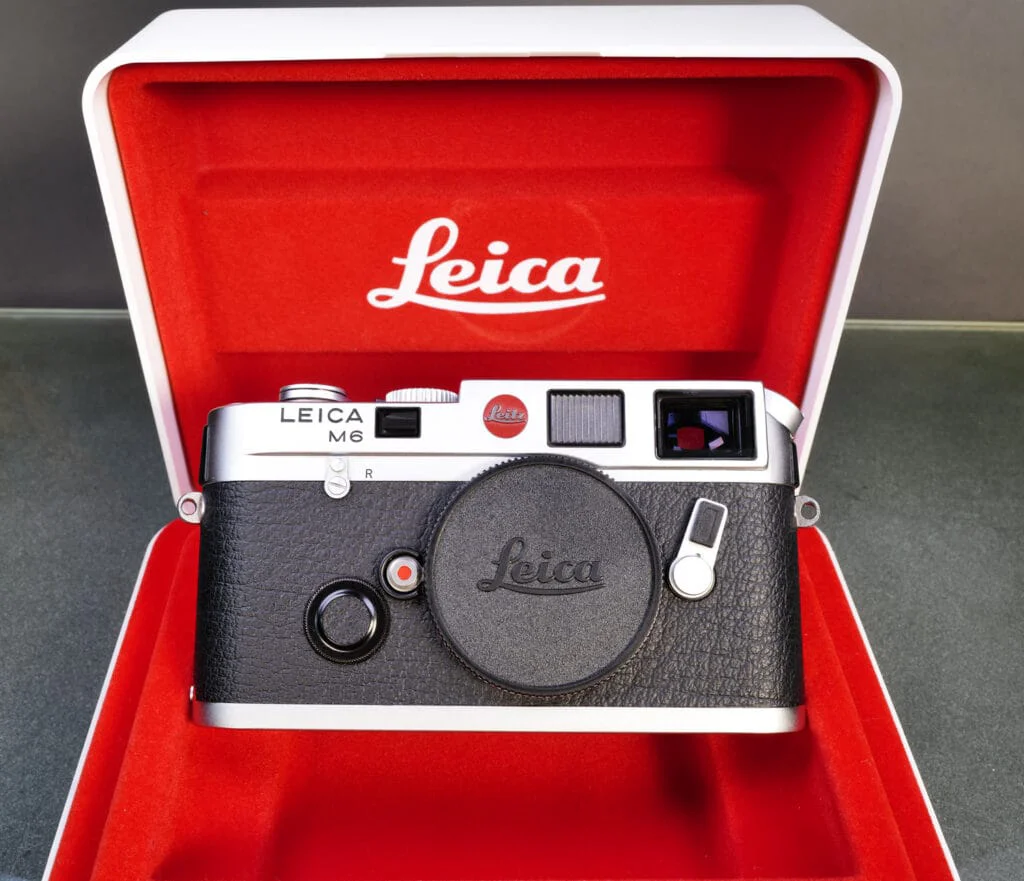 Gebrauchte Leica M6 bei der Prüfung vor dem Kauf