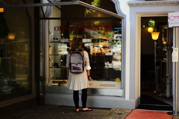 Street Photography mit Leica M9-P Frau vor einem Optikergeschäft