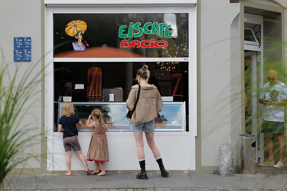 Streetfotografie mit der Leica Q3 – Alltagsszene vor einem Eiscafé