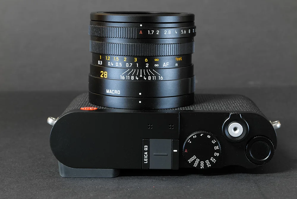 Leica Q3 von oben mit Blendenring, Zeitenrad, Auslöser und Bedienelementen